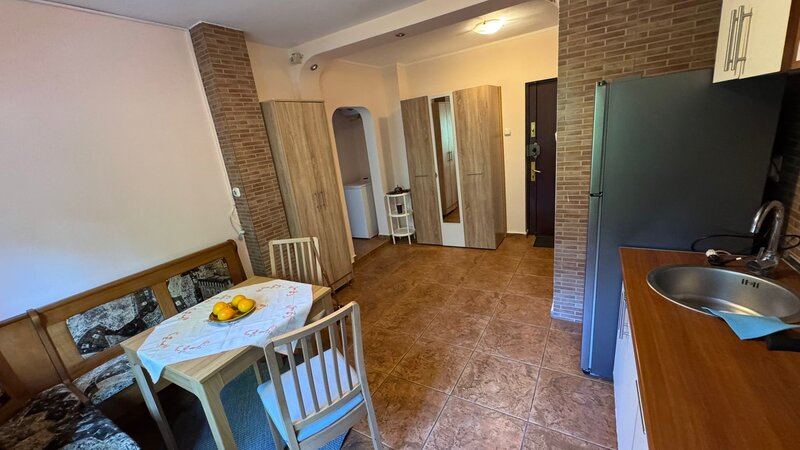 Piata Victoriei, Dr Felix,