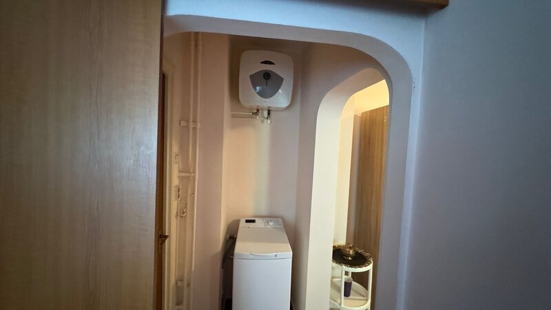 Piata Victoriei, Dr Felix,